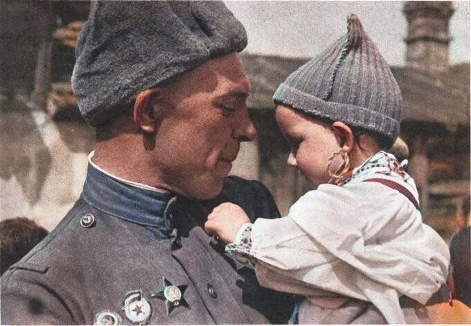 Советский солдат с чешским ребенком на руках, май 1945 г. (фото А. Голубовой)