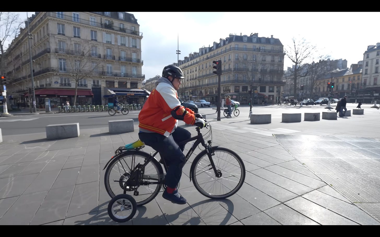 Un cyliste apprenant a faire du velo