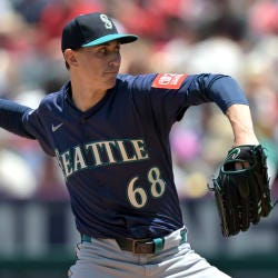 George Kirby poncha a 14 Angelinos George Kirby poncha a 14 Angelinos