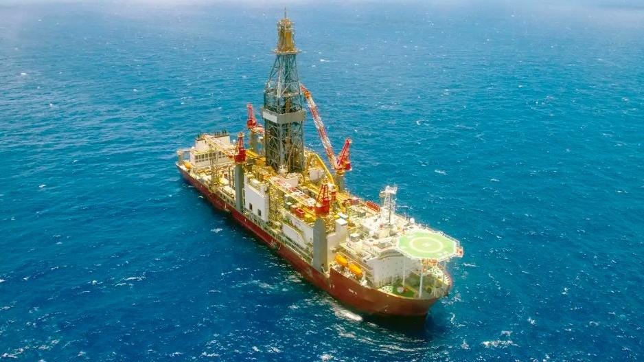 Photo of off-shore oil drilling vessel. Cezar Fernandes/ Divulgação Petrobras