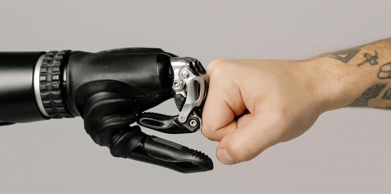 Foto de cottonbro studio: https://www.pexels.com/pt-br/foto/pessoa-segurando-um-tubo-preto-e-prata-6153344/