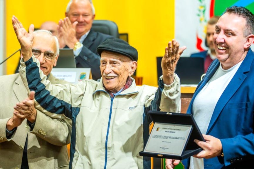 Seu Cobrinha: morador de Gaspar recebe homenagem na Câmara pelos seus 105 anos