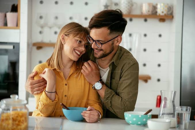 Young couple eating breakfast at home. Loving couple enjoying in the kitchen - Photo on Unsplash+