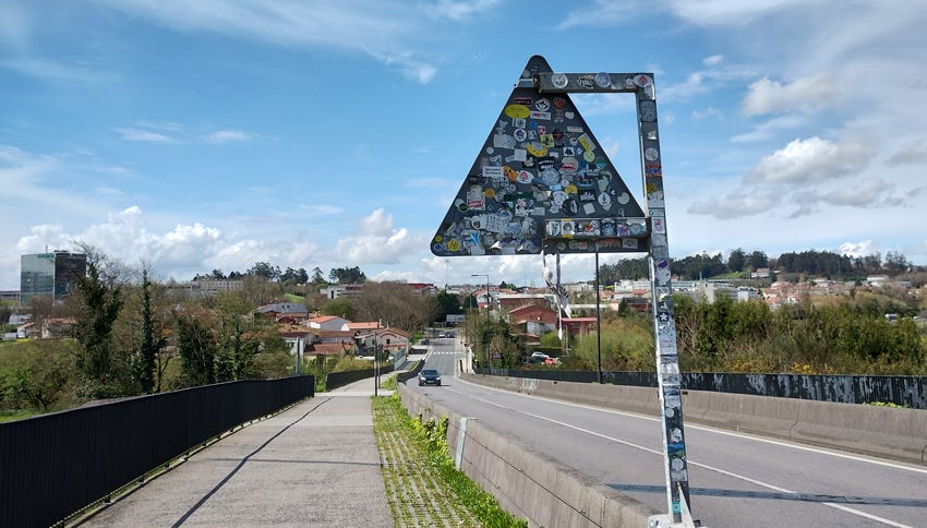 Señal cubierta de pegatinas de peregrinos, Santiago de Compostela