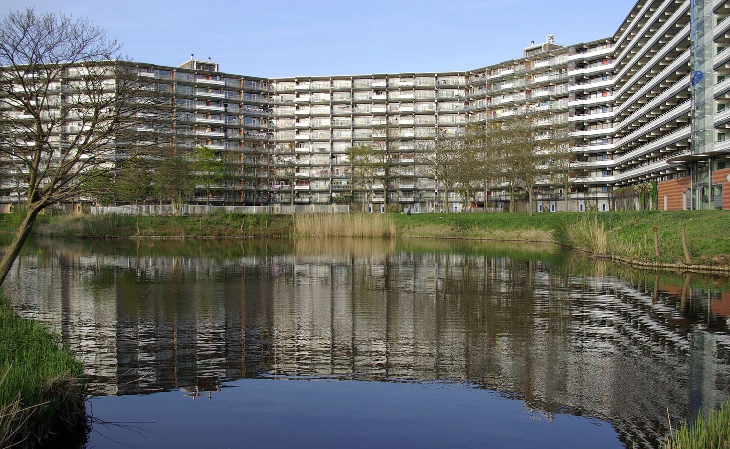 https://upload.wikimedia.org/wikipedia/commons/thumb/0/08/Amsterdam_Zuidoost_Flat_Hakfort_001.JPG/1920px-Amsterdam_Zuidoost_Flat_Hakfort_001.JPG