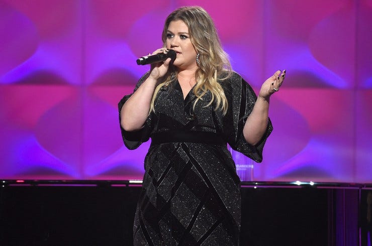 Kelly clarkson award bb wim show 2017 billboard 1548