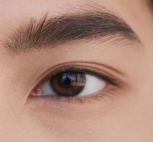 Two images of a woman's eye, one showing eyelashes limp and the other showing them upright and curled
