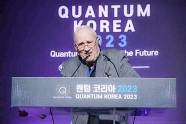 Δεν υπάρχει «κλιματική κρίση», όλα είναι μια φάρσα που προωθείται για πολιτικά συμφέροντα, είπε ο νομπελίστας φυσικός Δρ Τζον Κλάουζερ.