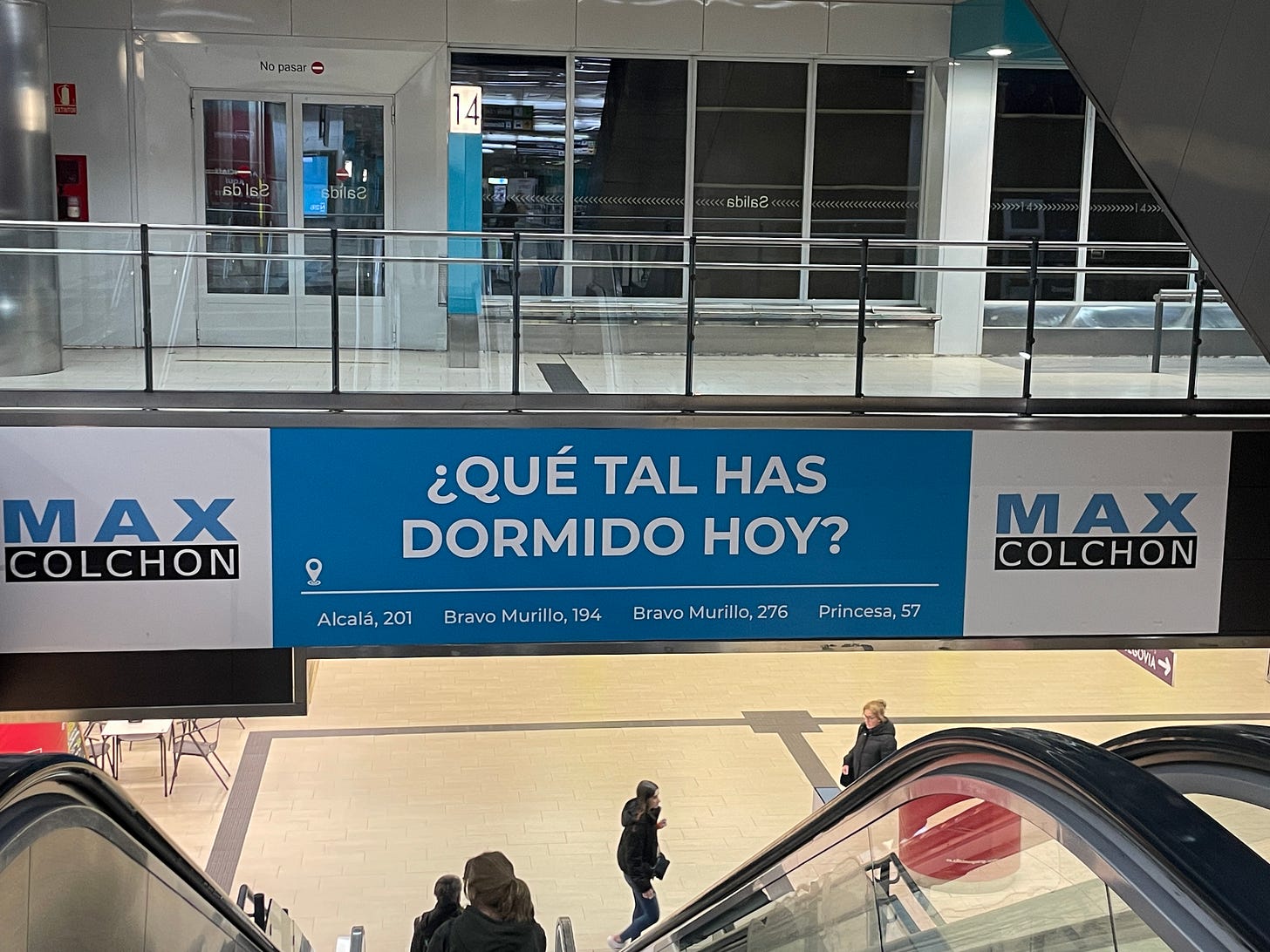 imagen de un anuncio de colchones en una estación que pregunta "¿qué tal has dormido hoy?" imagen de un anuncio de colchones en una estación que pregunta "¿qué tal has dormido hoy?"