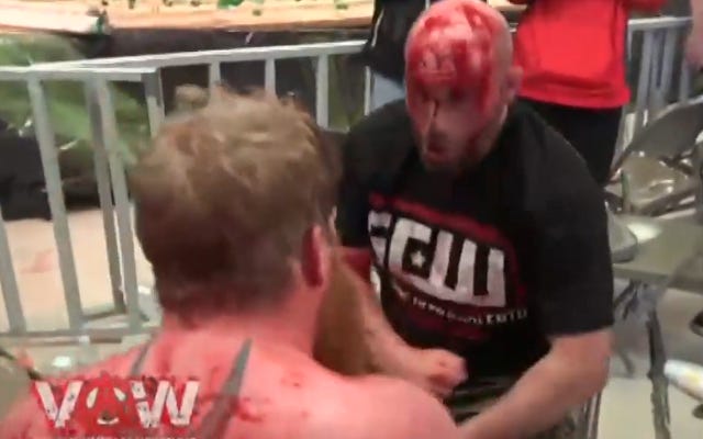[Screenshot: Seated slugfest outside the ring]