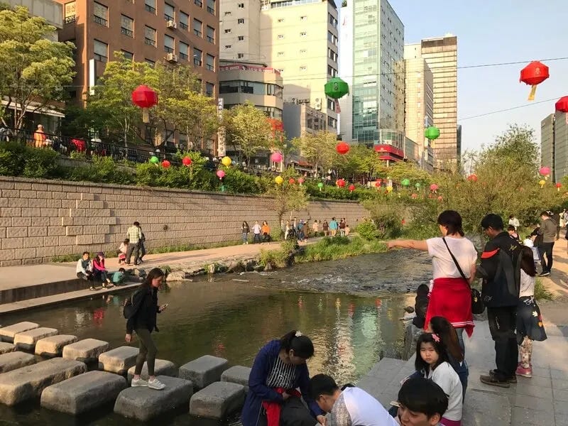 Cheonggyecheon tras su transformación en corredor verde