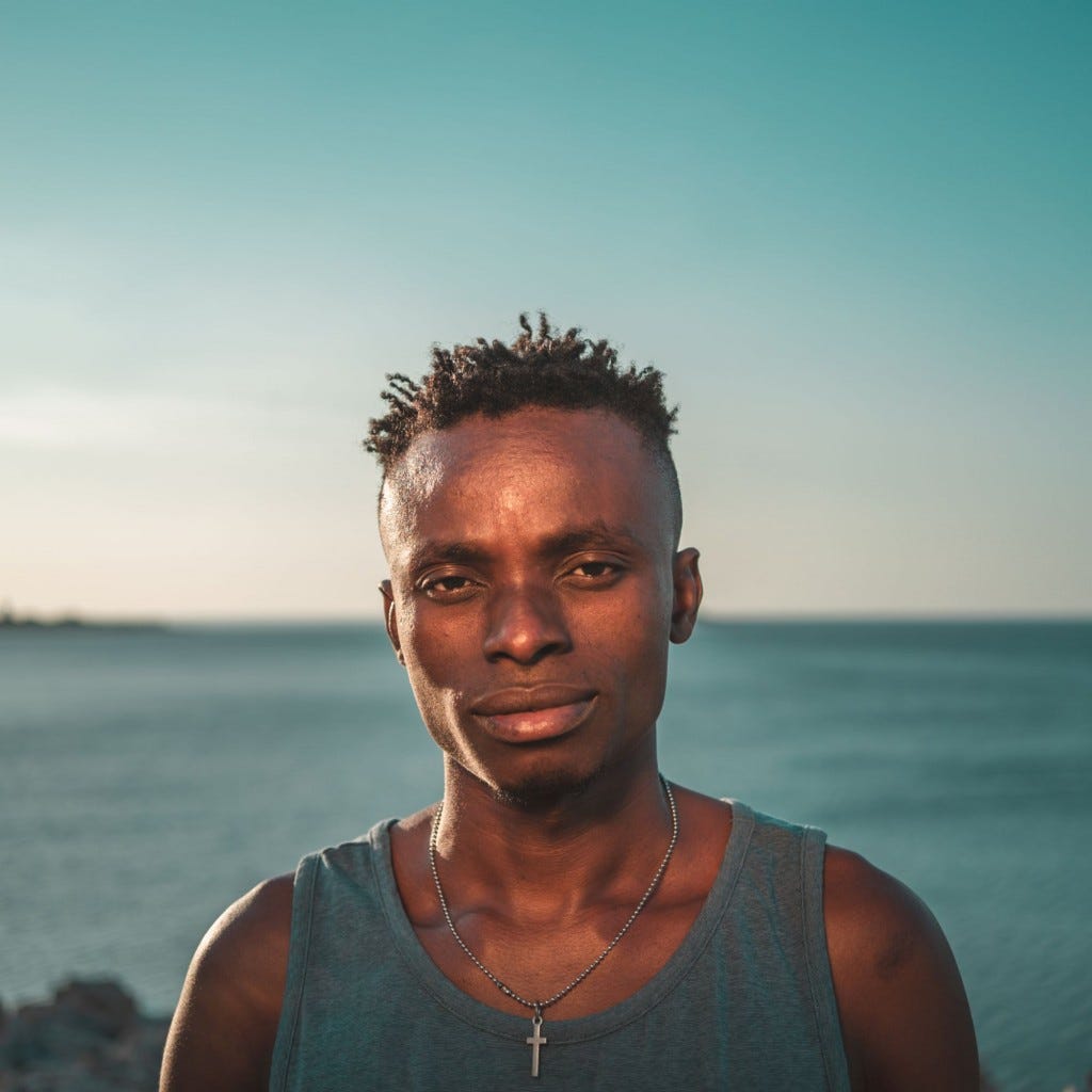 Chris Obehi, canti di libertà e sguardi rivolti a Mama Africa | il manifesto