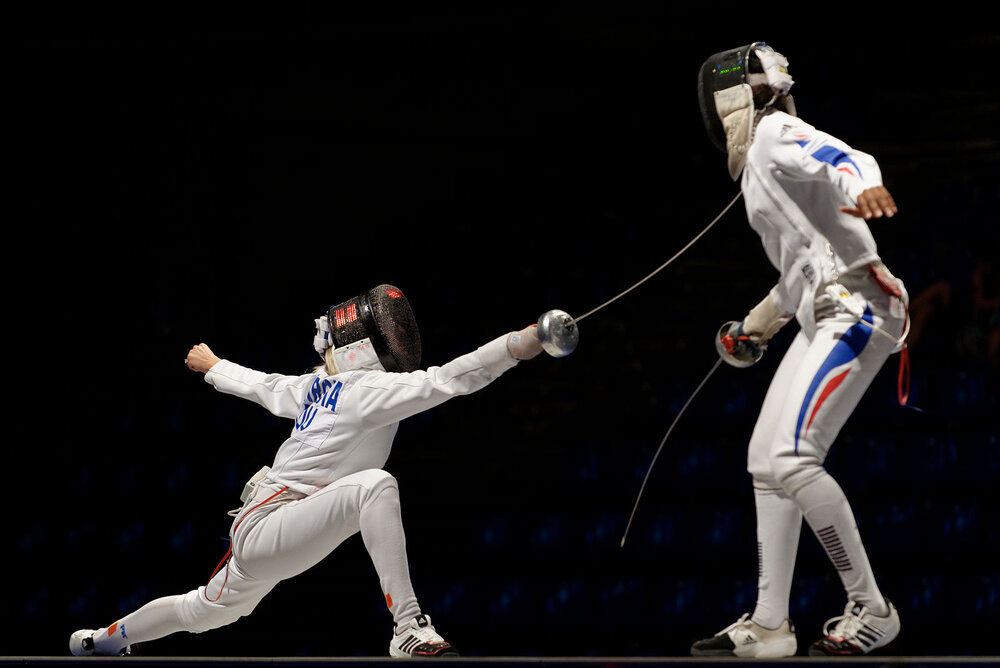 1600px-Romania_v_France_EFS_2013_Fencing_WCH_t163933.jpg