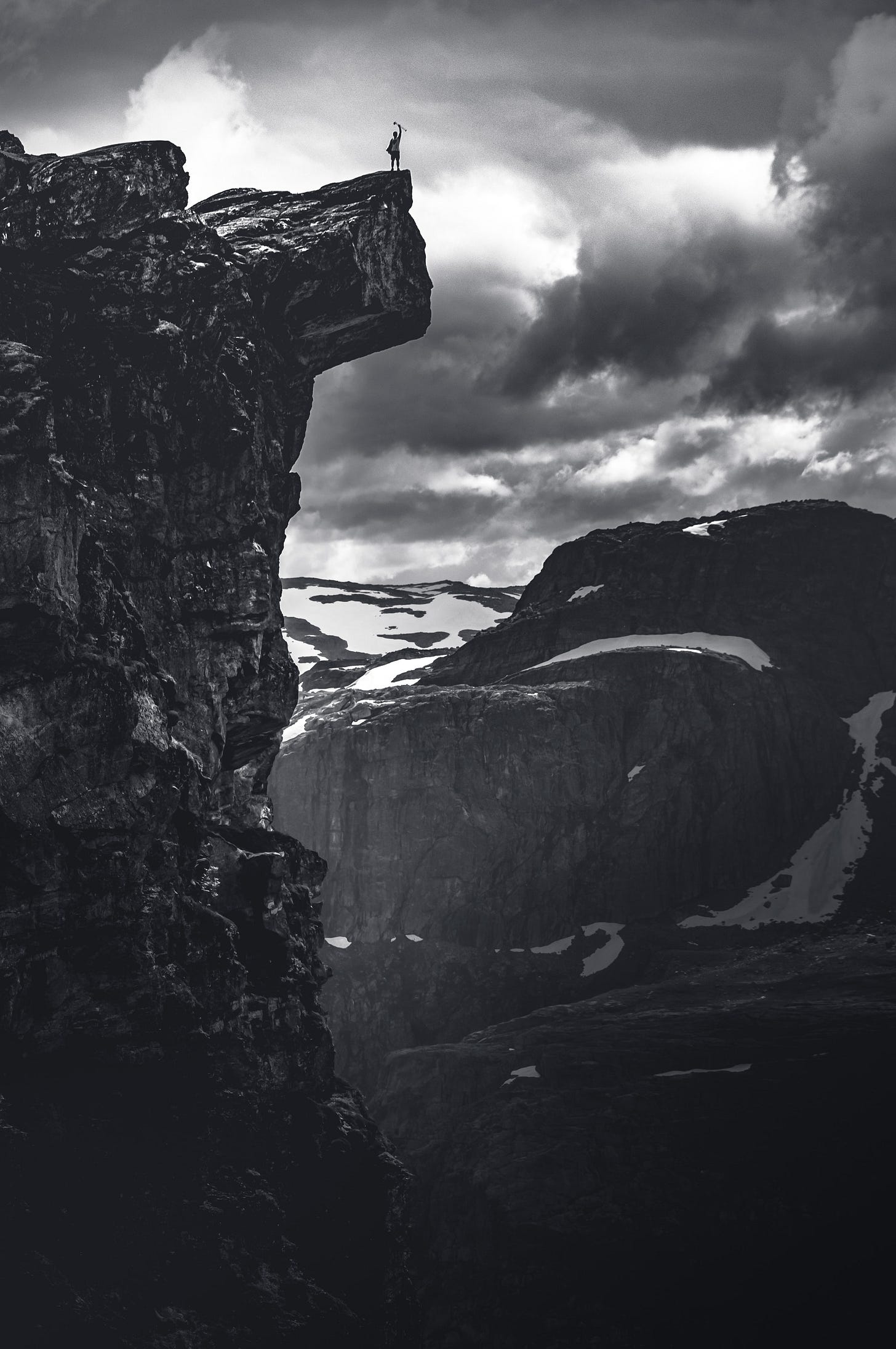 imagem em preto e branco de uma paisagem com um abismo e montanhas ao fundo imagem em preto e branco de uma paisagem com um abismo e montanhas ao fundo