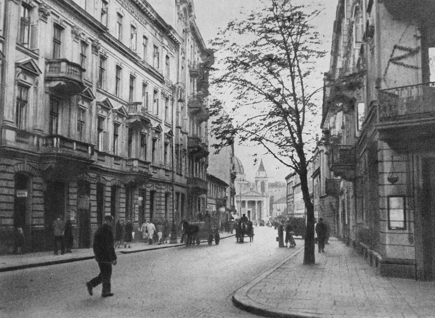 La calle Mokotowska de Varsovia, vista desde la Wilcza y en dirección a la Plaza de Tres Cruces, en una imagen anterior a 1939. Licencia de Wikimedia Commons. Se puede consultar aquí. La calle Mokotowska de Varsovia, vista desde la Wilcza y en dirección a la Plaza de Tres Cruces, en una imagen anterior a 1939. Licencia de Wikimedia Commons. Se puede consultar aquí.