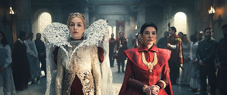 Dronningen får det alltid som hun vil, gjør hun ikke det da? Olivia Williams som Dronnig Morgase, Shohreh Aghdashloo som Elaida Sedai. ©Amazon Prime Dronningen får det alltid som hun vil, gjør hun ikke det da? Olivia Williams som Dronnig Morgase, Shohreh Aghdashloo som Elaida Sedai. ©Amazon Prime