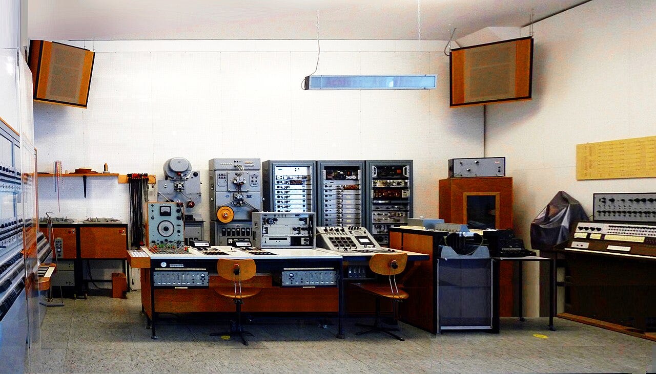 Photo: Siemens Electronic Music Studio, Deutsches Museum.jpg : Jordi Marsol derivative work: Clusternote / Wikimedia Commons (CC BY-SA 3.0) Siemens Electronic Music Studio, Deutsches Museum