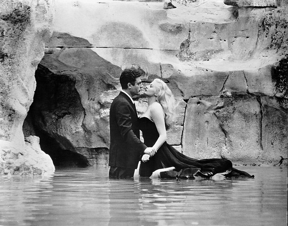 File:La dolce vita Trevi.jpg
