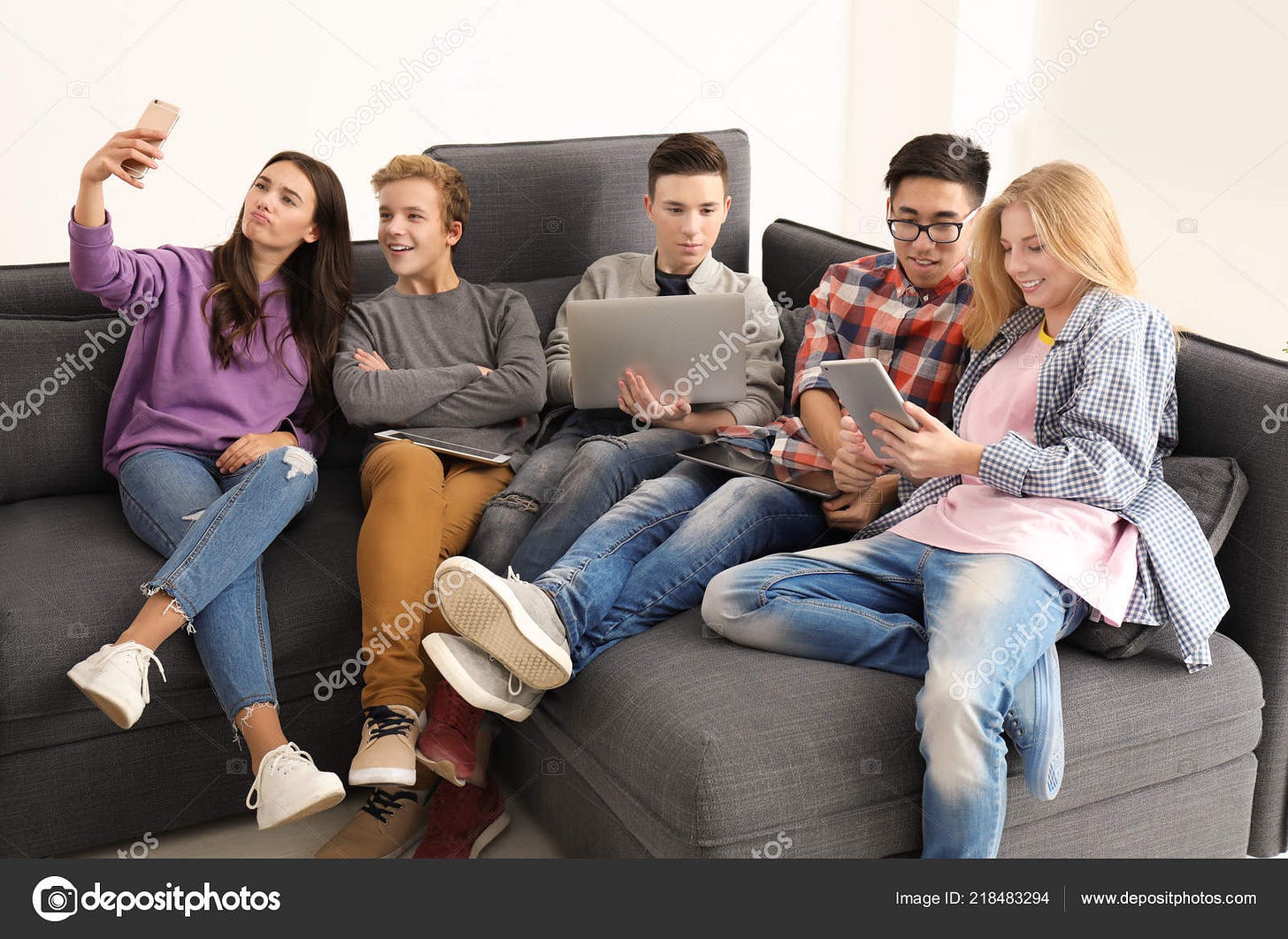 https://st4.depositphotos.com/1177973/21848/i/1600/depositphotos_218483294-stock-photo-group-teenagers-modern-devices-taking.jpg
