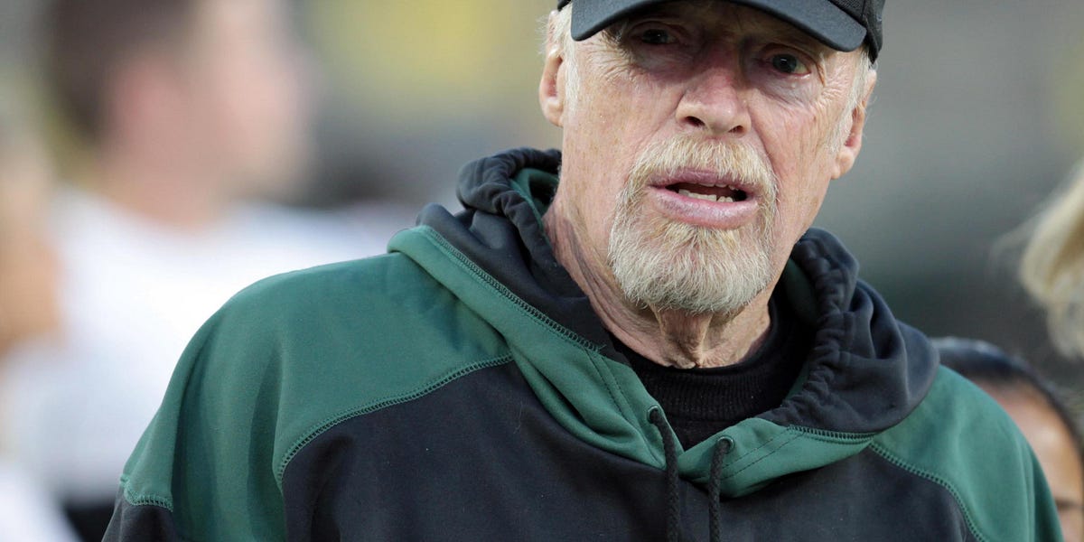 Canzano: Phil Knight can help put the Pac-12 back together again