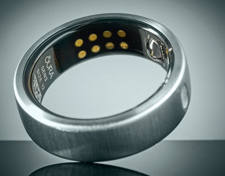 Chrome colored ring on its edge with Oura logo and electronics showing on the inner surface Chrome colored ring on its edge with Oura logo and electronics showing on the inner surface
