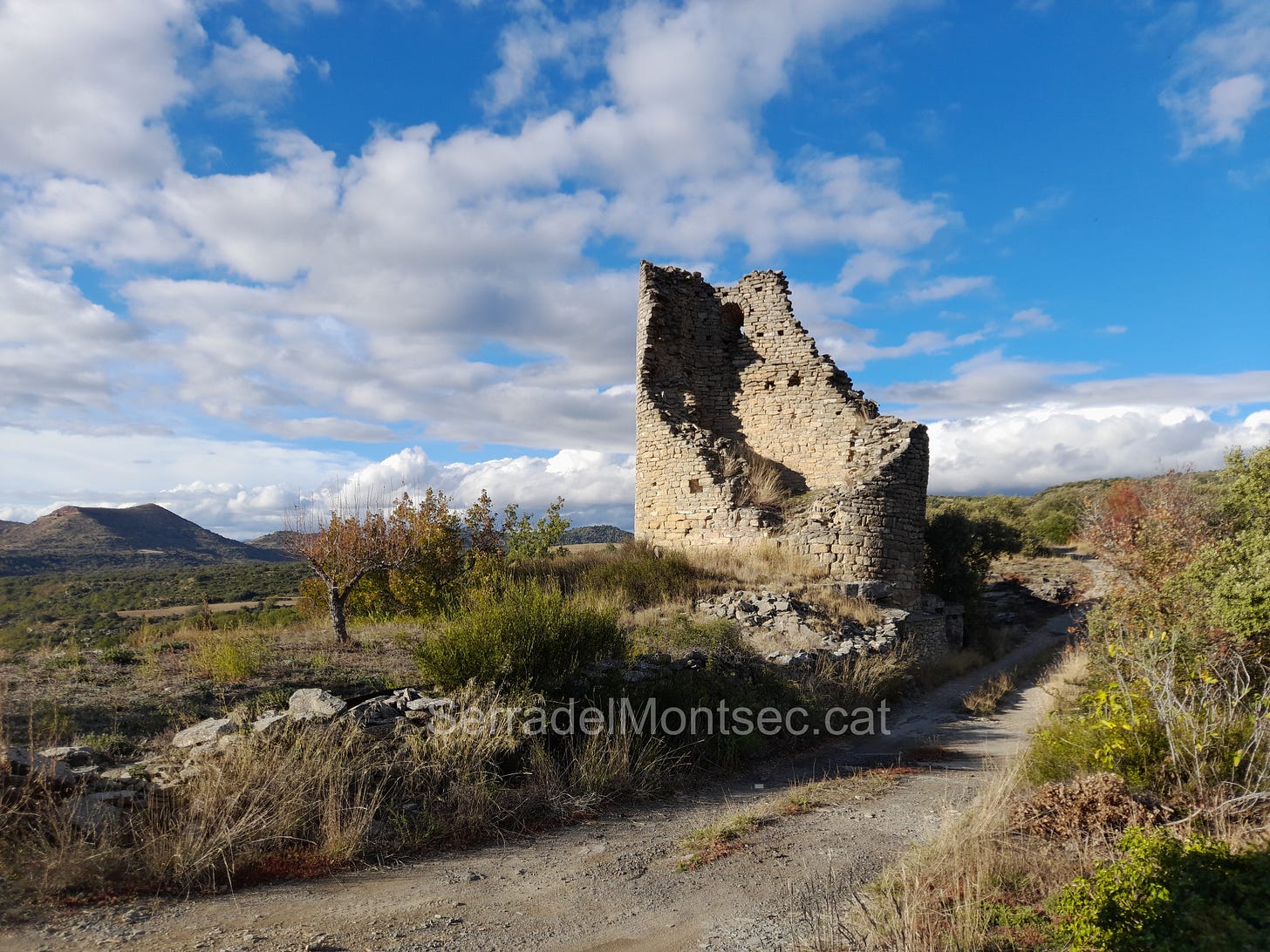 Torre de l’antic Castell d’Arbul. Montsec d’Ares. Tremp, Pallars Jussà. Lleida, Catalunya. Torre de l’antic Castell d’Arbul. Montsec d’Ares. Tremp, Pallars Jussà. Lleida, Catalunya.
