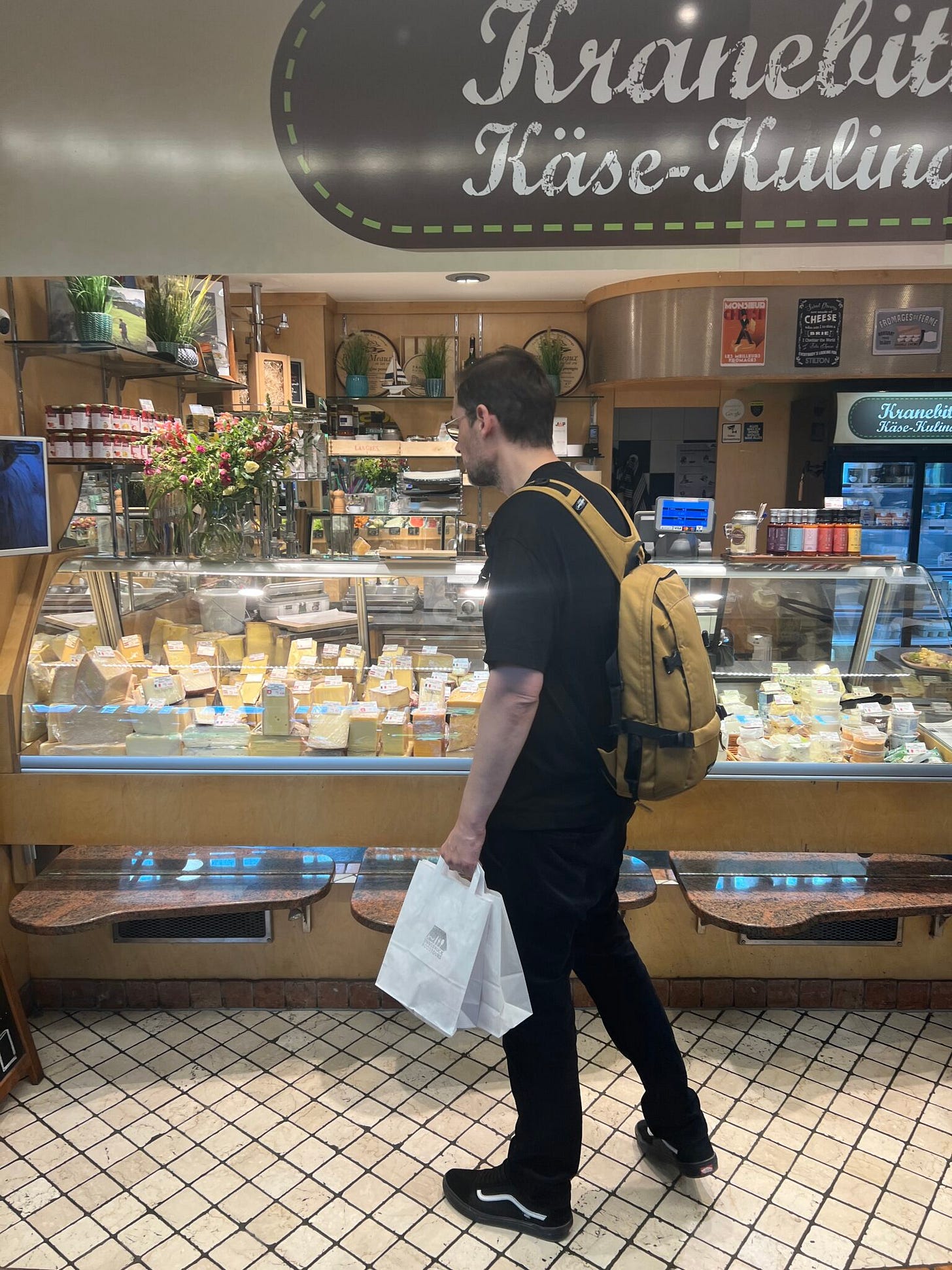 Markthalle Innsbruck, Jochen an Käsetheke