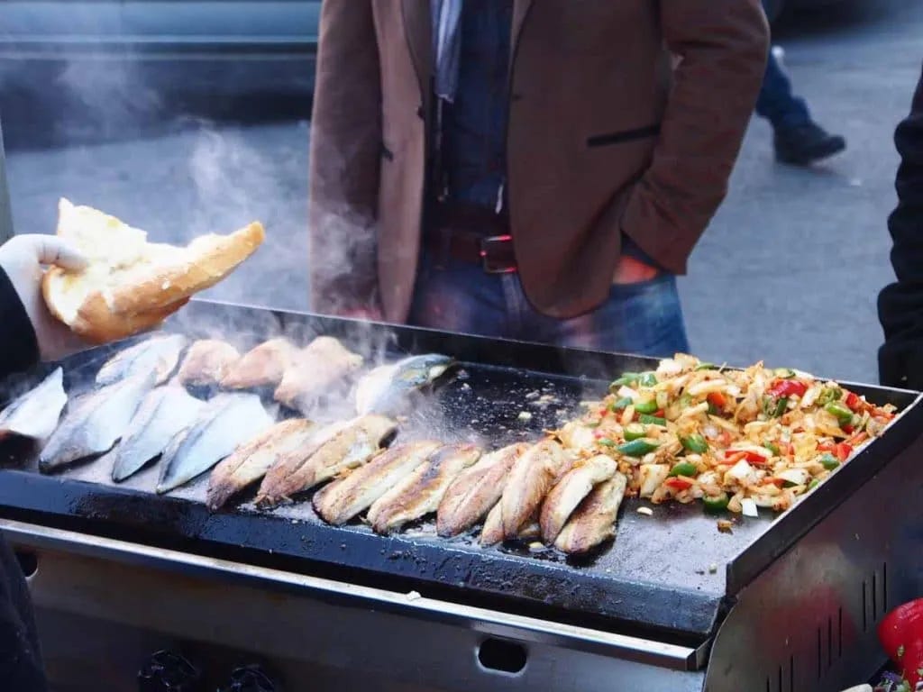 Fish Sandwich in Istanbul (Balık Ekmek): What It Is and Where to Eat It ·  Yummy Istanbul