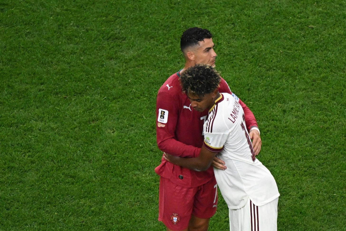 Cristiano Ronaldo se abraza con Lamine Yamal.