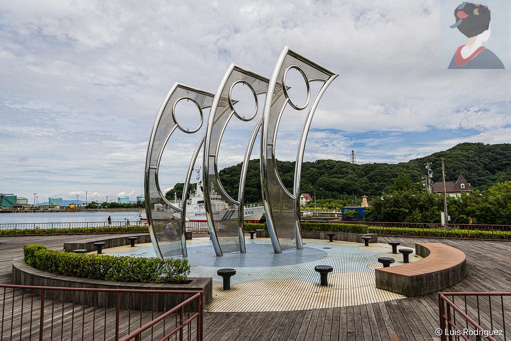 El monumento por el 100º aniversario del puerto de Tsuruga hace referencia a las velas de los barcos Kitamaebune El monumento por el 100º aniversario del puerto de Tsuruga hace referencia a las velas de los barcos Kitamaebune