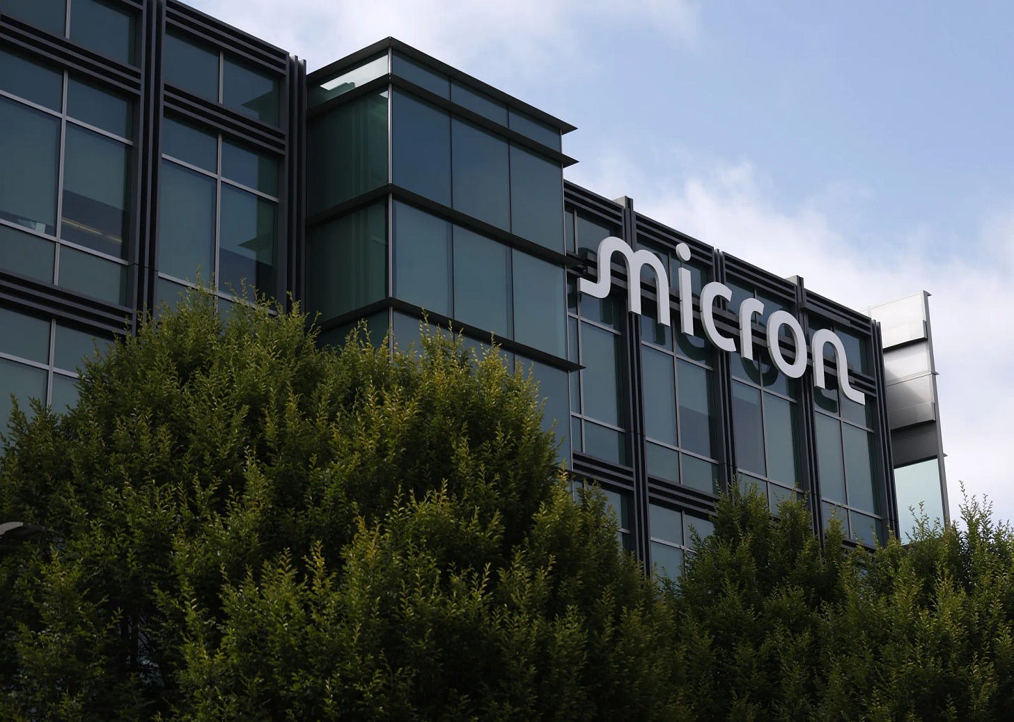 Micron (MU) Gives Upbeat Forecast After Demand Soars for Memory Chips -  Bloomberg