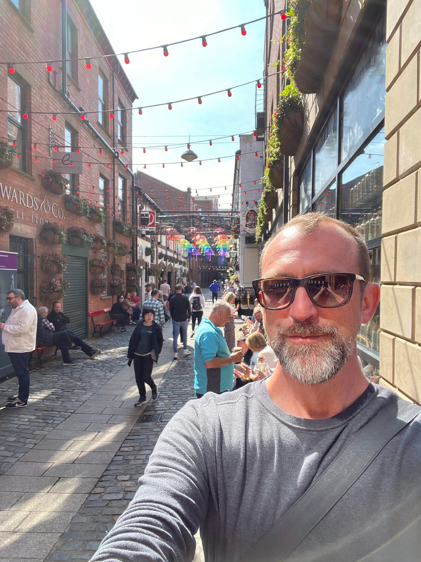 Michael in einer hübschen kleinen Gasse in Belfast