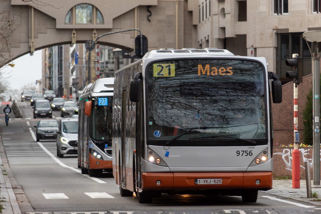Un vanhool sur le ligne 21 et derrière lui, un volvo 7900 sur la ligne 27 sur la rue Béliard.
