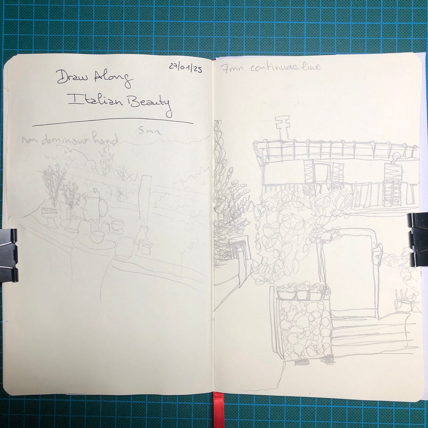 Photo d’une double-page de mon sketchbook. Le dessin de gauche a été réalisé avec ma main non dominante, en 5 minutes, au crayon graphite. Le dessin de droite a été réalisé en une ligne continue en 7 minutes, au crayon graphite.