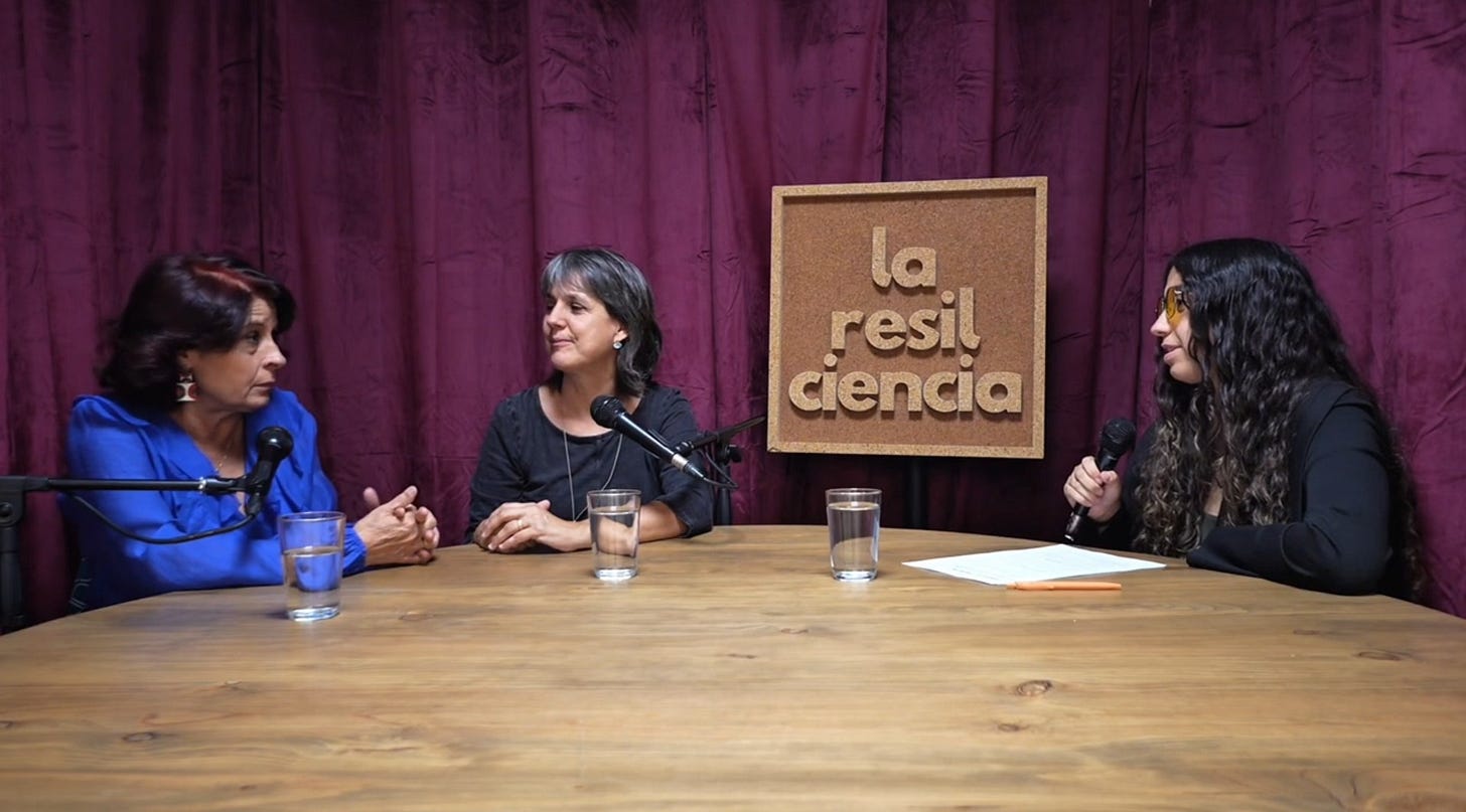 d Foto: Parra (izquierda), Escutia (centro) y Estrella Burruezo, de La ResilCiencia (derecha).
