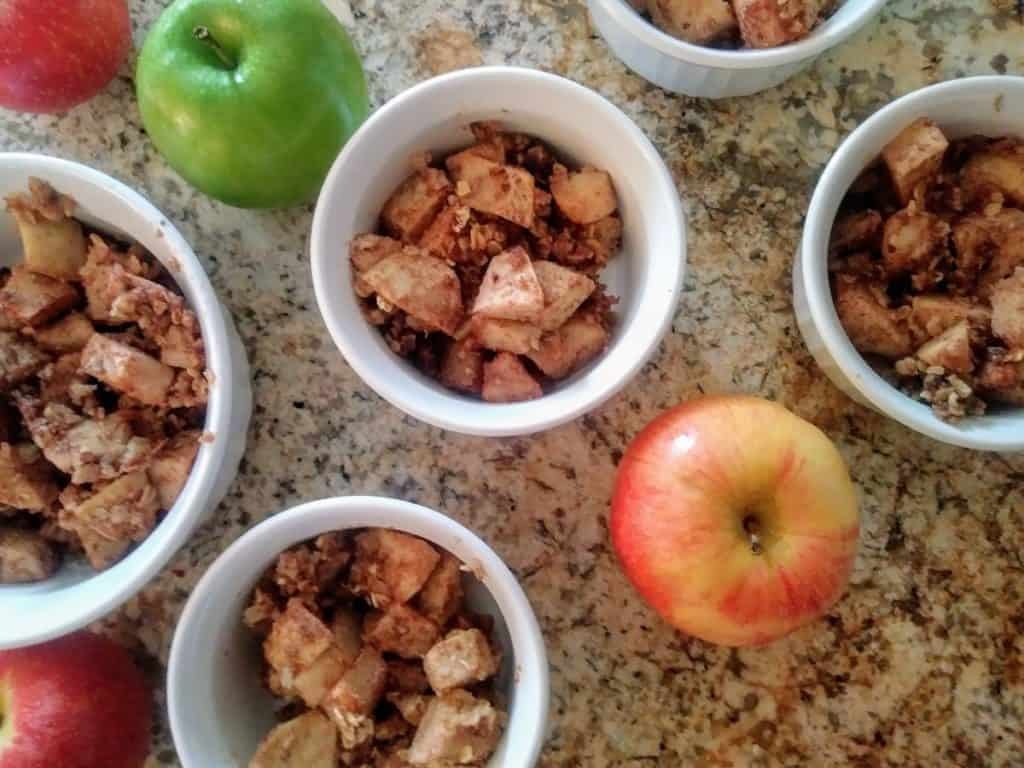 apple crisp in dishes with fresh apples