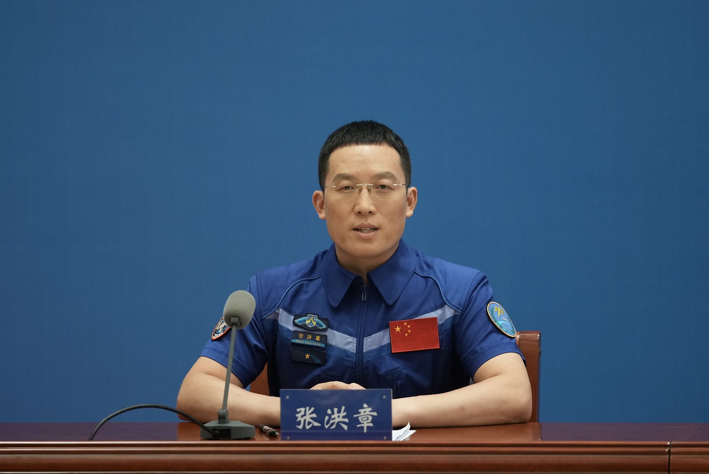 Zhang Hongzhang answering a question at the Shenzhou-21 press conference on August 5th 2026. Zhang Hongzhang answering a question at the Shenzhou-21 press conference on August 5th 2026.