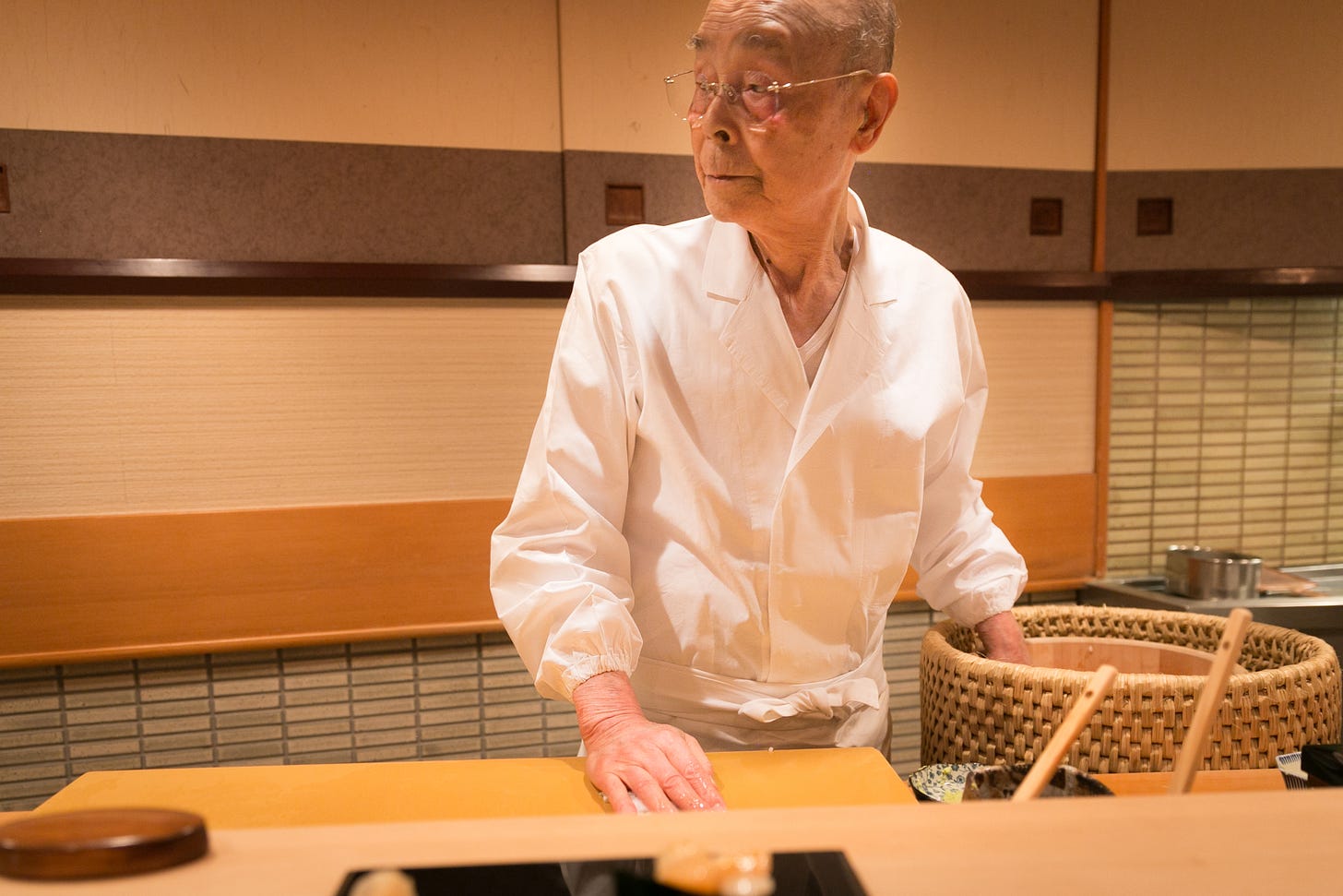 https://upload.wikimedia.org/wikipedia/commons/5/54/Jiro_behind_the_counter_%2819137550458%29.jpg
