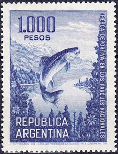 Estampilla en tono azul de REPUBLICA ARGENTINA, con un pez saltando conmemorando la pesca deportiva