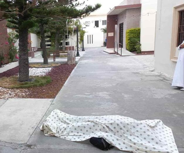 dies when arriving at mass