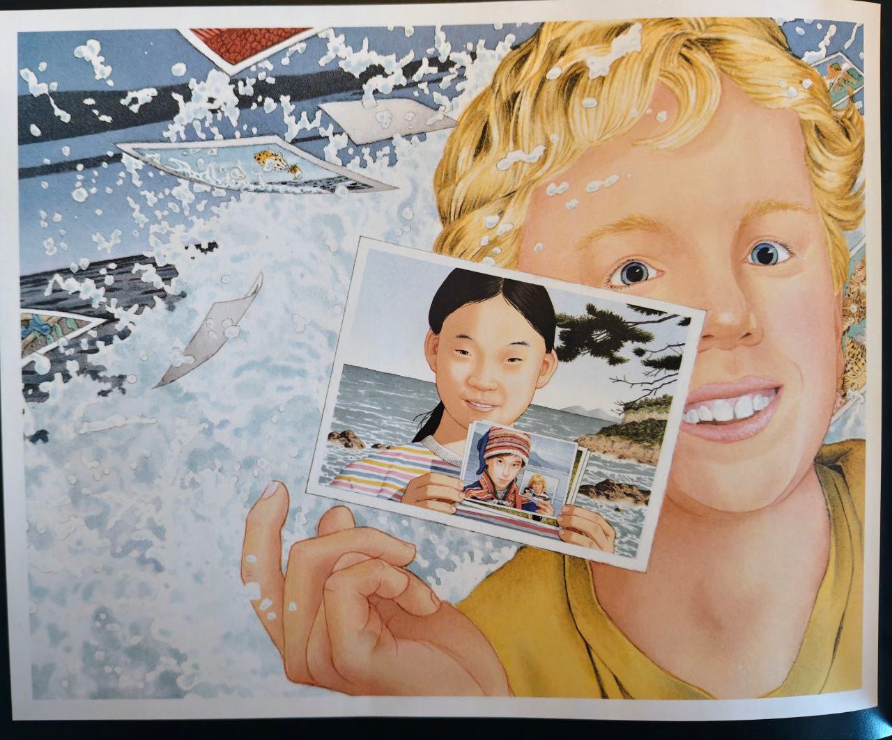 Pagina dell'albo illustrato "Flutti" di David Wiesner. Un'illustrazione ravvicinata di un ragazzo biondo che sorride e tiene in mano una fotografia. Il ragazzo ha gli occhi azzurri ed è vestito con una maglietta gialla. La foto che tiene in mano è a colori e mostra una ragazza asiatica che sorride in piedi vicino al mare. La ragazza nella foto, a sua volta, tiene in mano una foto più piccola di un'altra persona (un ragazzo) che indossa un cappello lavorato a maglia. L'illustrazione ha uno sfondo molto dinamico, con schizzi d'acqua e altre foto che sembrano fluttuare o volare in aria.