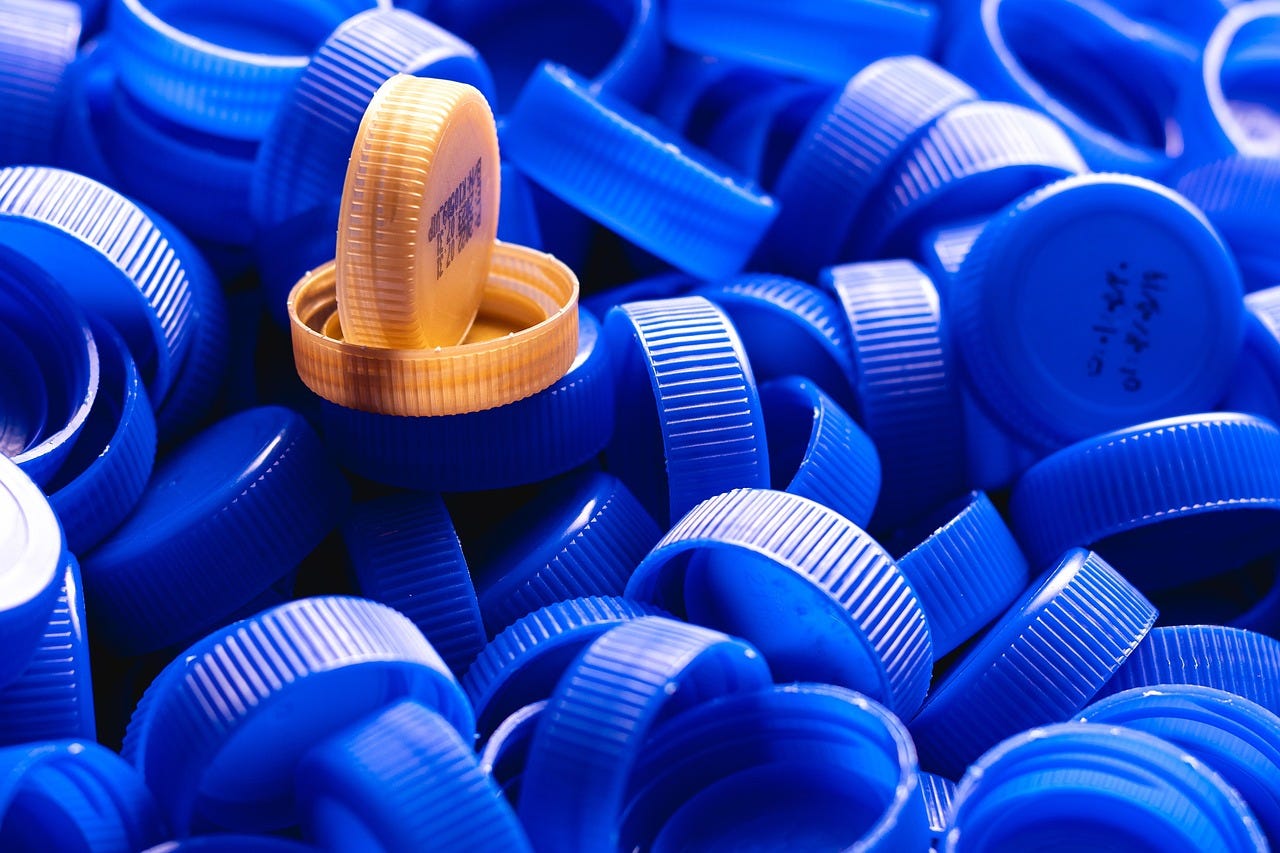 نقش مواد اولیه در تعیین قیمت درب بطری در ایران