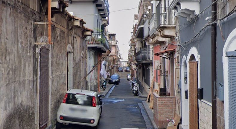 Catania, dentro immobile droga, televisori e pezzi di ricambio di ...