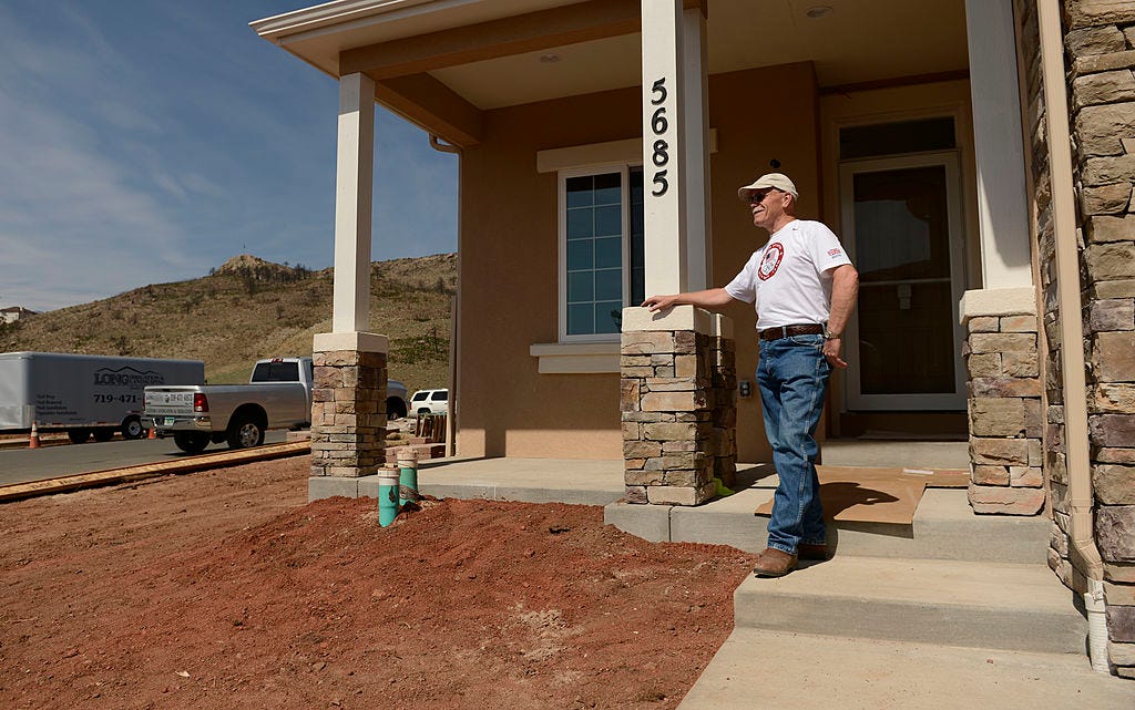 Un propietario afuera de su nueva casa en el vecindario Mountain Shadows en Colorado Springs, junio 20, 2013. Un propietario afuera de su nueva casa en el vecindario Mountain Shadows en Colorado Springs, junio 20, 2013.