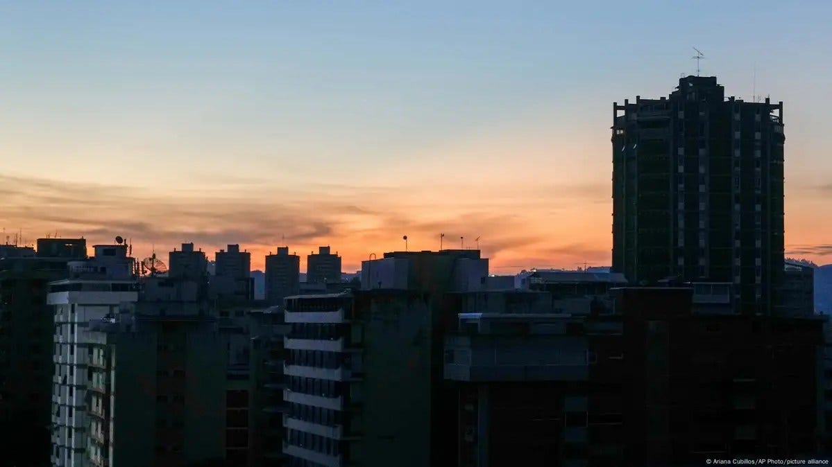 View of a residential area of Caracas, Venezuela, during a nationwide electrical blackout on Friday, August 30, 2024. Photo: Ariana Cubillos/AP.