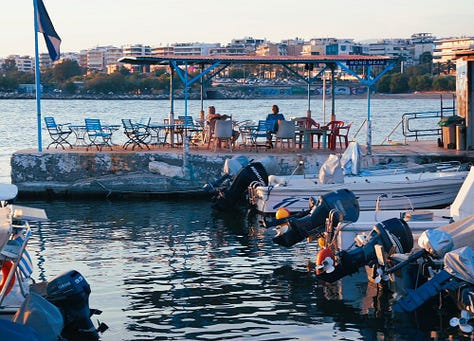 Η εκβολή του ρέματος των Τραχώνων όπως είναι σήμερα, με τον υδροβιότοπο και το λιμανάκι των ερασιτεχνών αλιέων