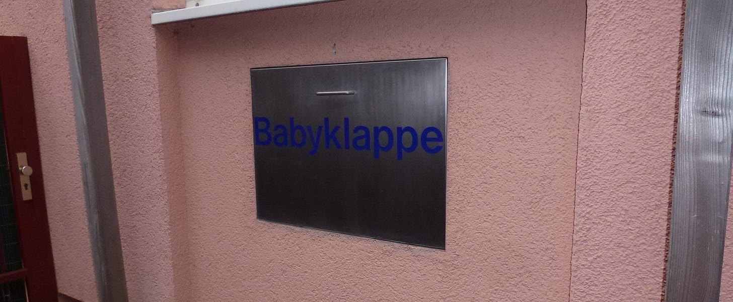 https://upload.wikimedia.org/wikipedia/commons/b/b7/Tempelhof_Babyklappe_St._Joseph-Krankenhaus.JPG https://upload.wikimedia.org/wikipedia/commons/b/b7/Tempelhof_Babyklappe_St._Joseph-Krankenhaus.JPG