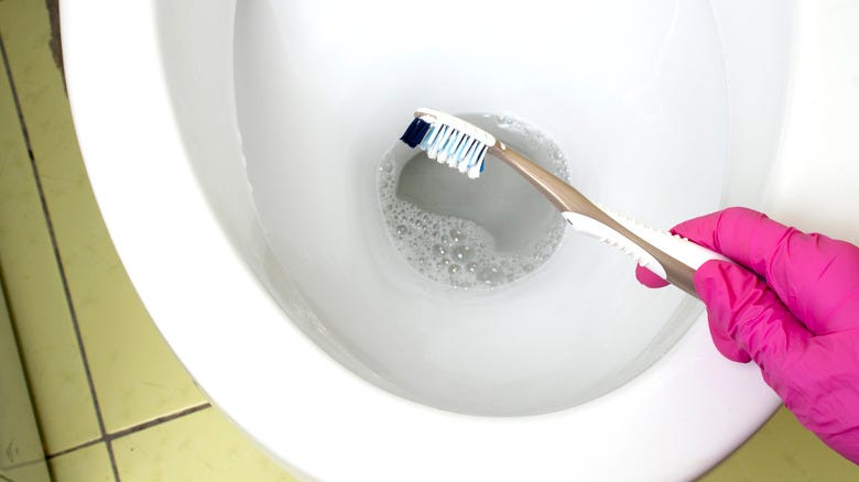 https://www.housedigest.com/img/gallery/clean-hard-to-reach-toilet-spots-with-an-unexpected-toothbrush-hack/intro-1711992233.jpg