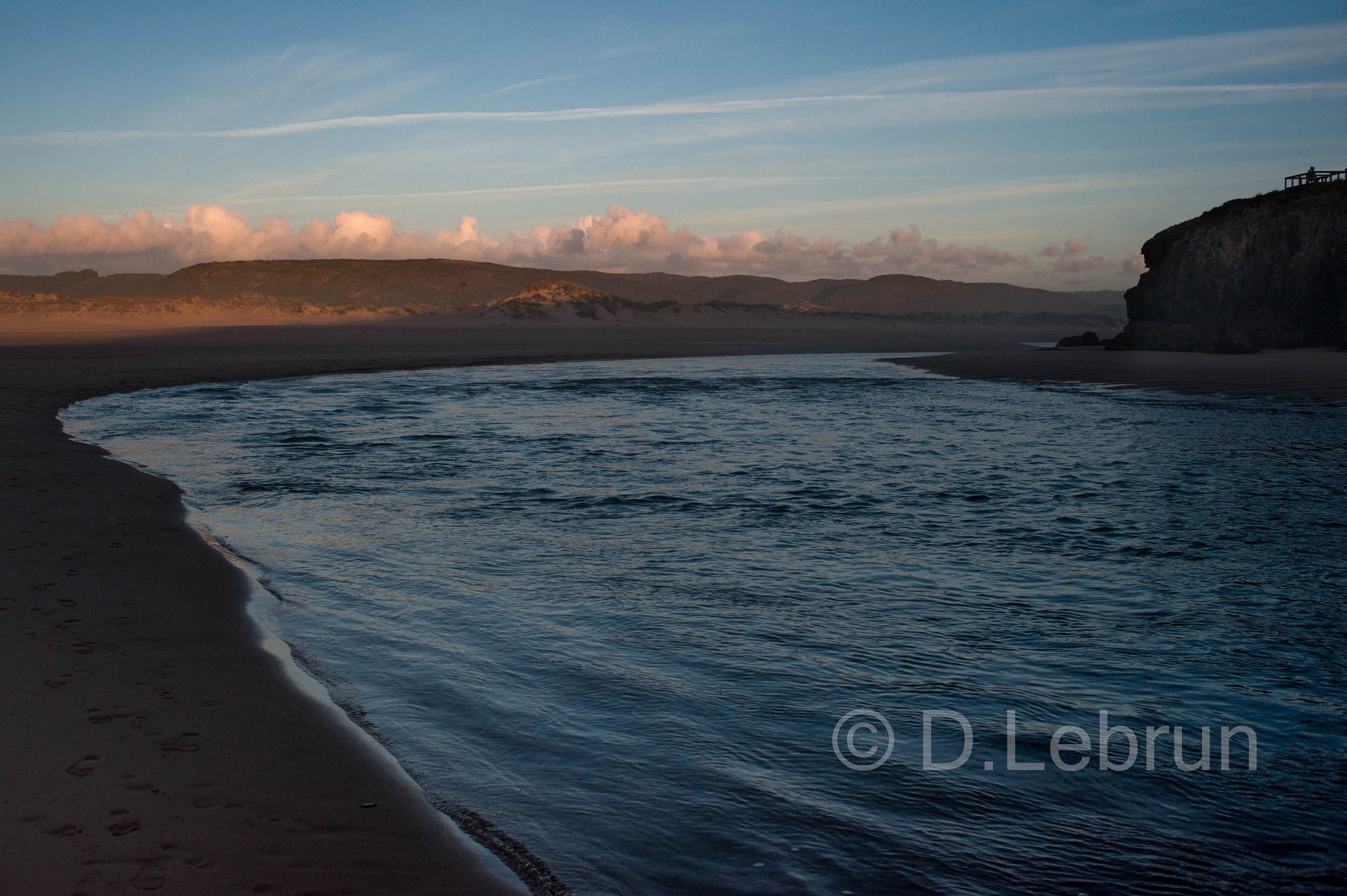 Ein mystischer Sonnenuntergang an der Mündung des Flusses Aljezur, der am Strand von Aljezur in den Atlantik mündet, Portugal 2016 (Foto: Dorothée Lebrun).