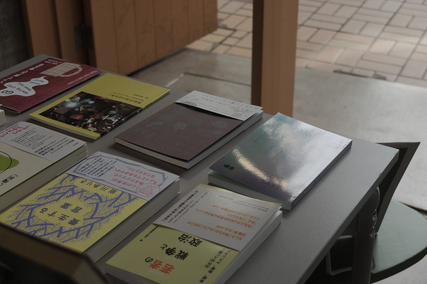 店内の画像。テーブルの上に本があ並べられている。